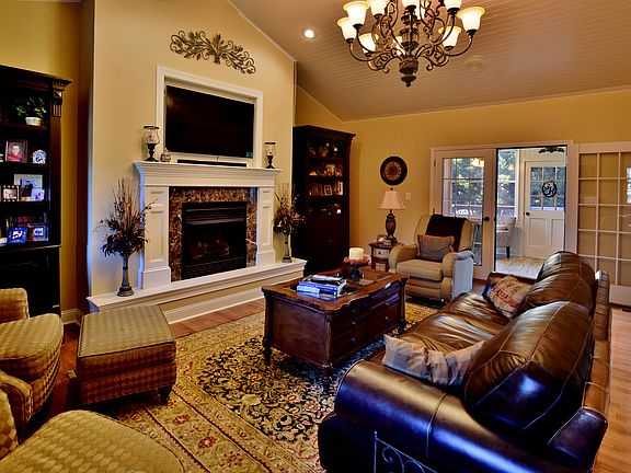4th image of 406 Elm Ln