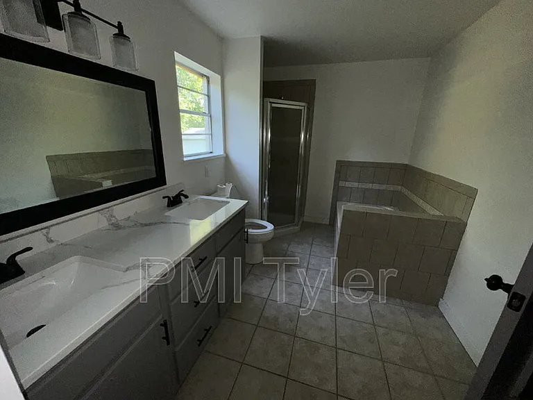 1538 N Hill Ave — Photo 9