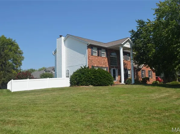121 E Willow Bend Dr, Glen Carbon, IL 62034