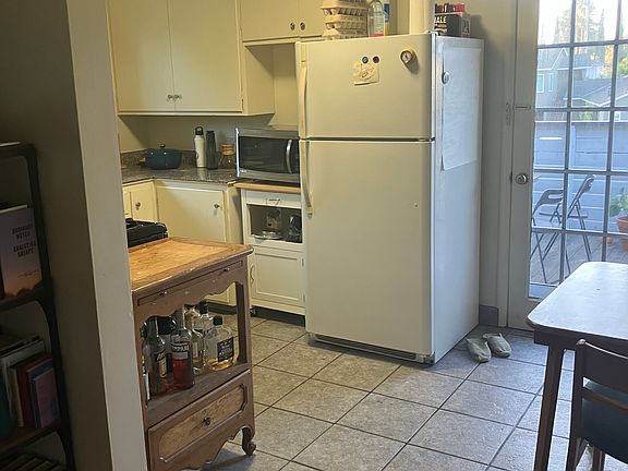 3rd image of 907 Fremont Pl APT 4