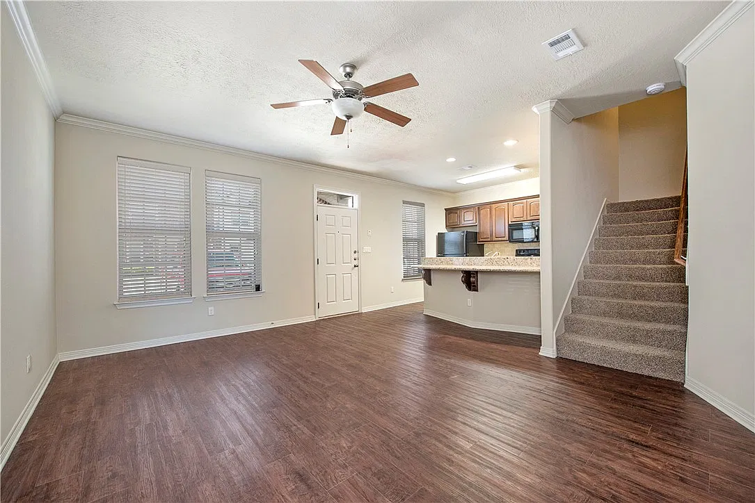 3 bed, 3.5 bath, 1405 sqft, $1,950 — Photo 4
