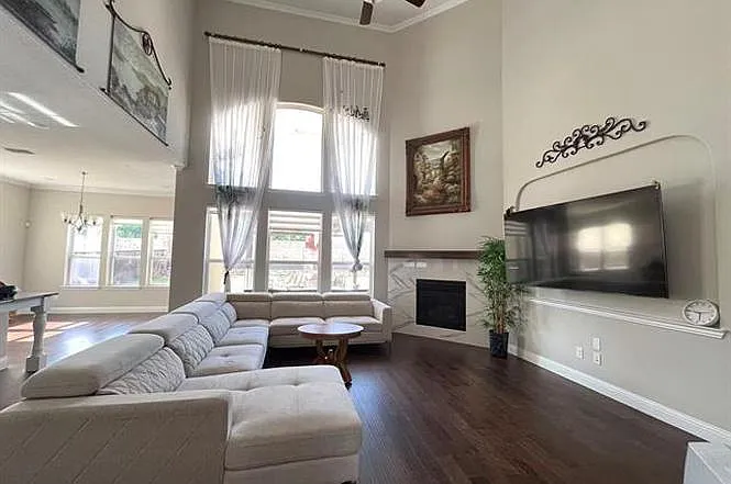 5 bed, 5.5 bath, 4621 sqft, $3,599 — Photo 3