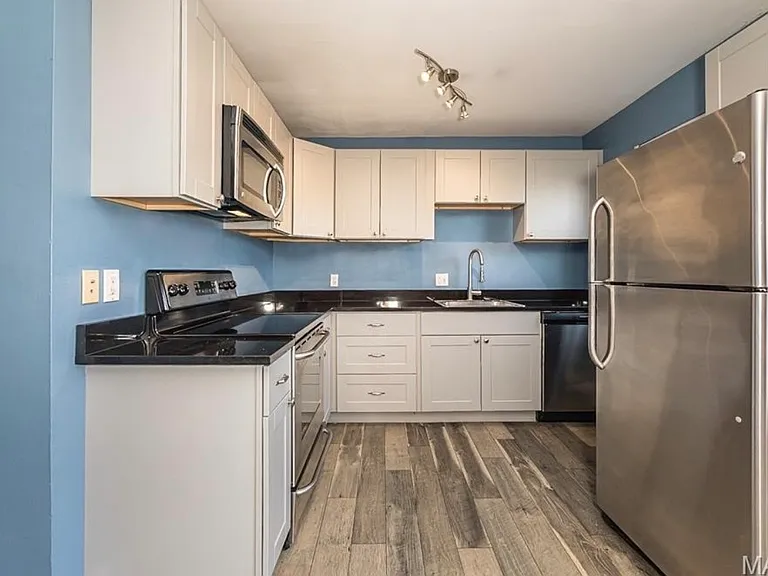 1212 Clarkson Ct — Photo 5
