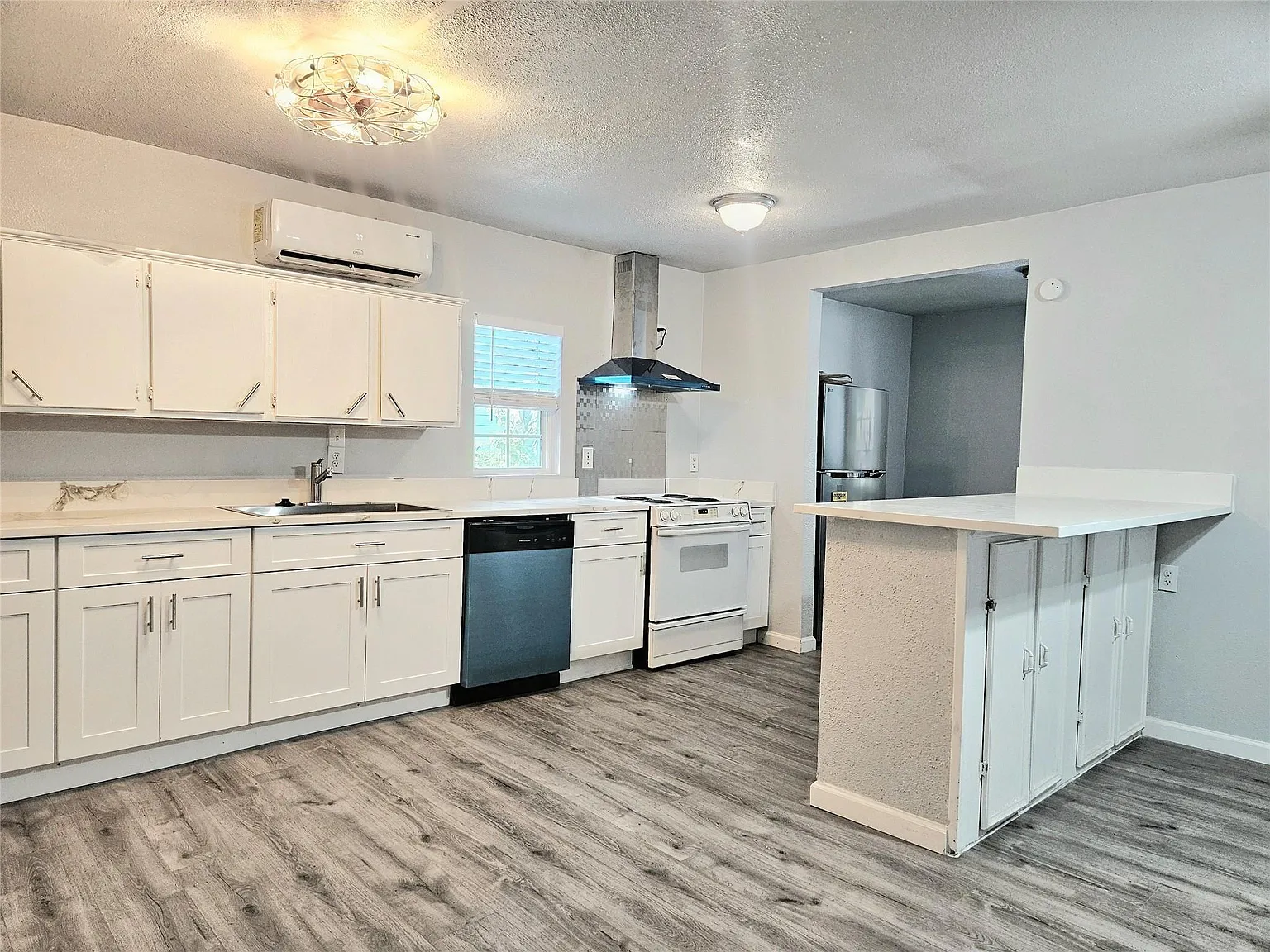 3 bed, 2.0 bath, 800 sqft, $1,400 — Photo 2
