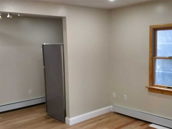 3rd image of 39 E 20th St