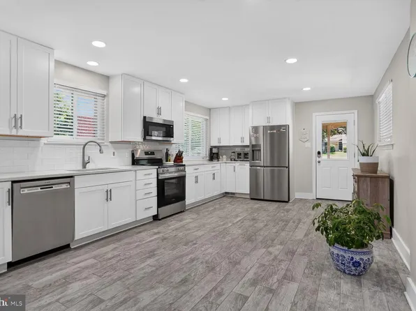 5010 Gainsborough Dr, Fairfax, VA 22032