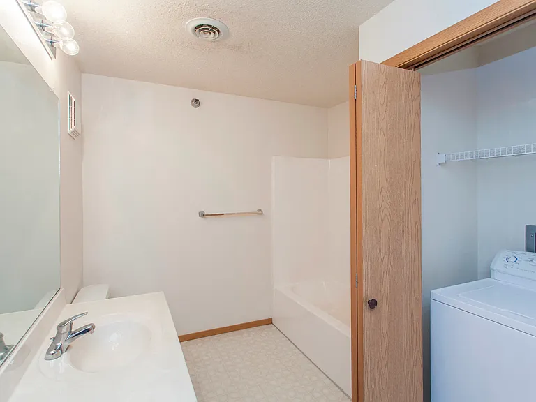 Platinum Valley Apartments — Photo 34