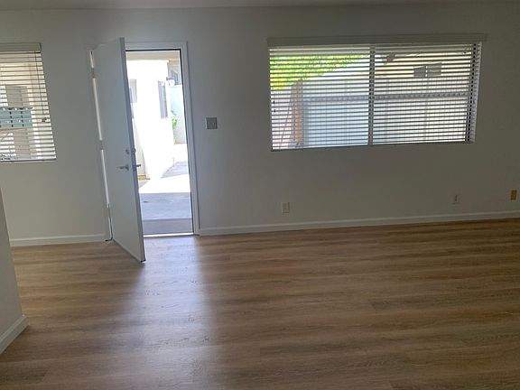 5th image of 866 Castlewood Dr APT 2