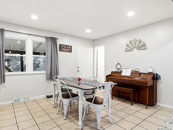 5th image of 3535 NE Meriden Rd