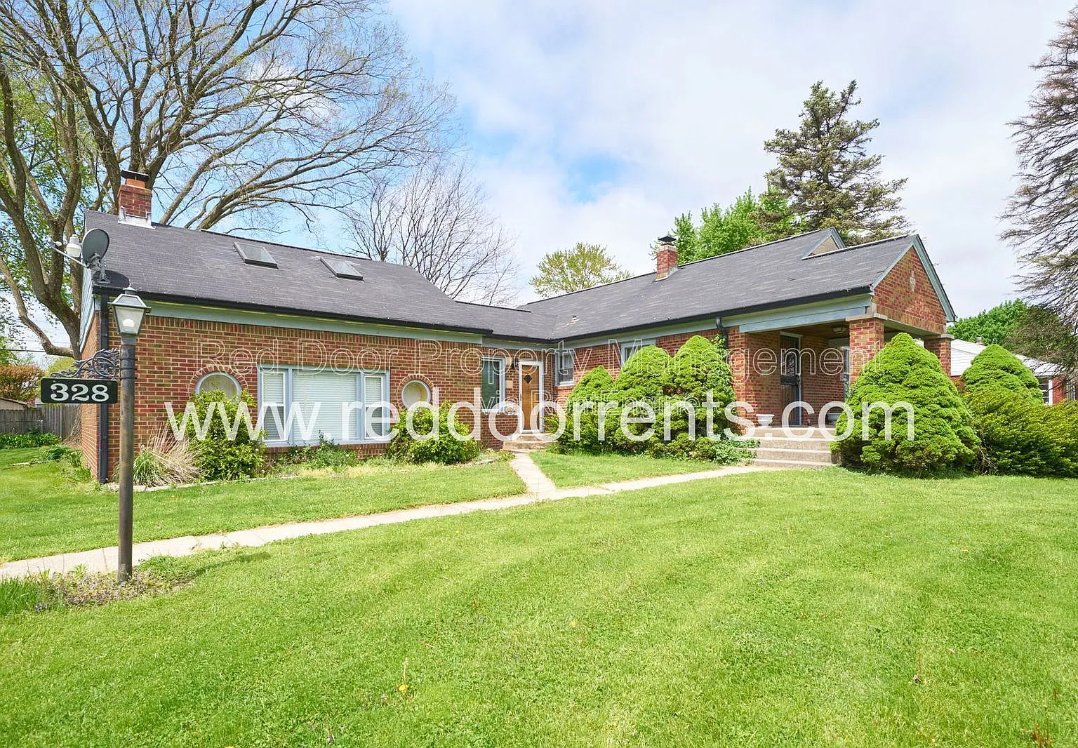 3 bed, 2.0 bath, 2980 sqft, $1,595 — Photo 1