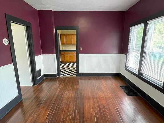 4th image of 217 N Lincoln St