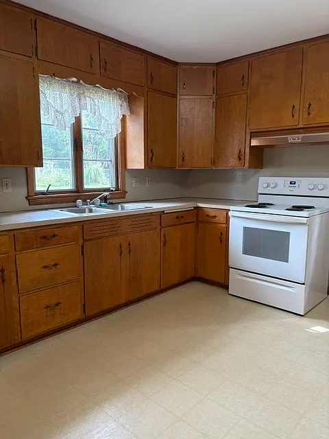 420 E Summit St — Photo 2
