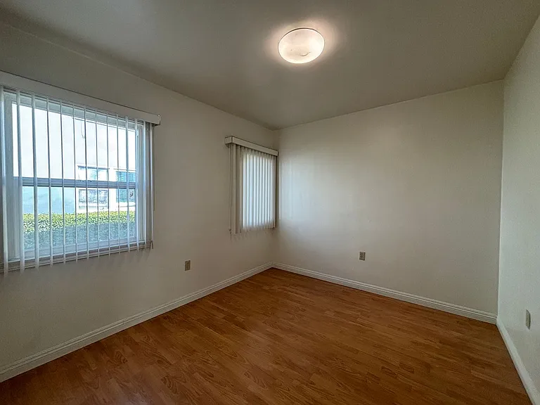 625-633 1/2 W Glenoaks Blvd — Photo 16