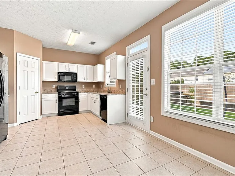 3063 Kentmere Dr — Photo 7