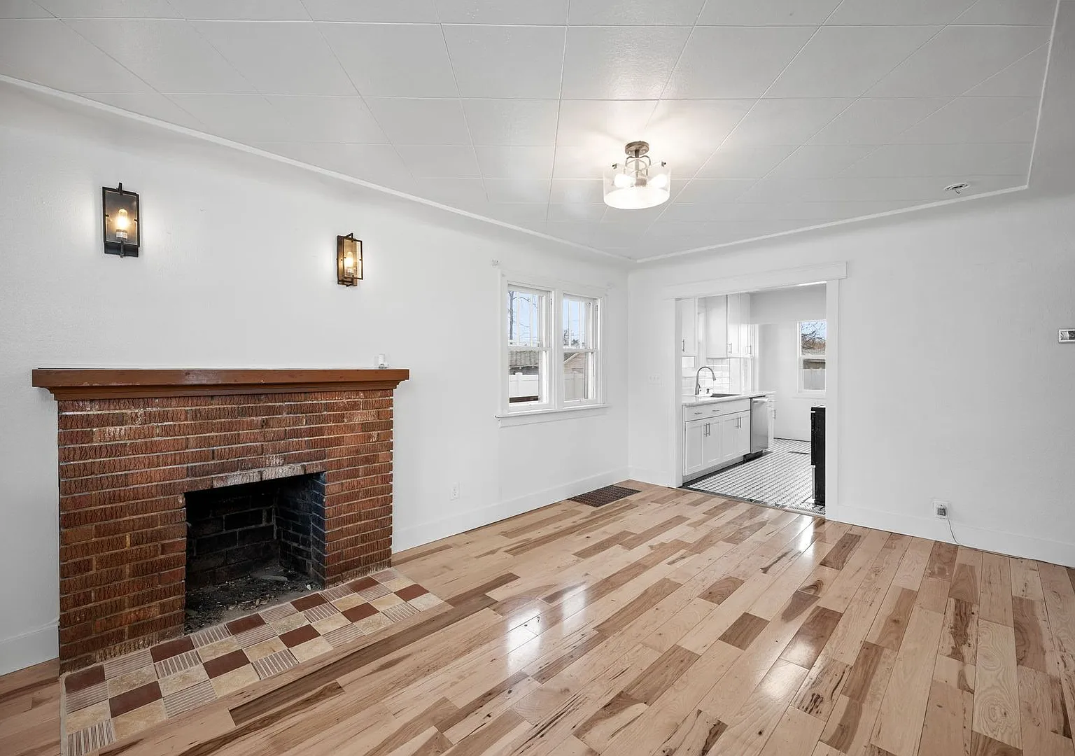 Remodeled 3BR/2BA Brick Bungalow - Fireplace, Finished Basement & Garage — Photo 2