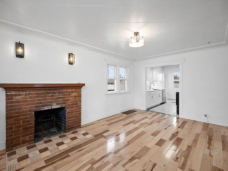 2618 N Ash St — Photo 2