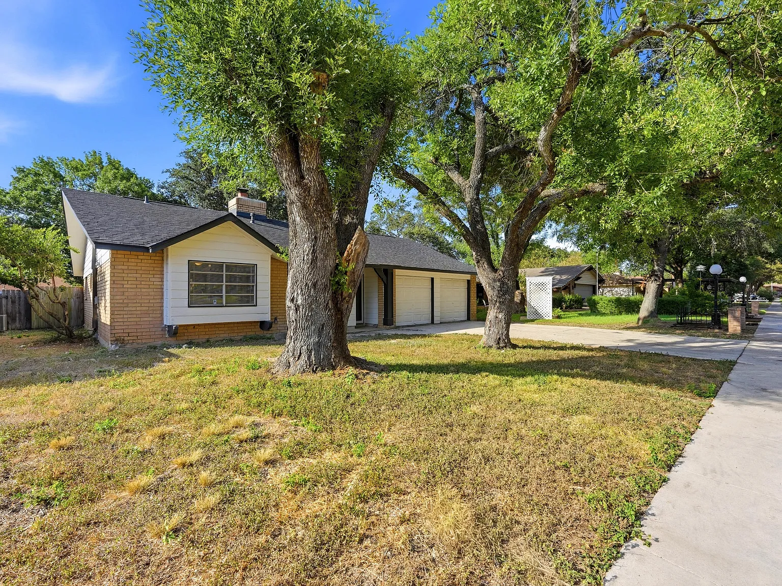 3 bed, 1390 sqft, $2,000 — Photo 2