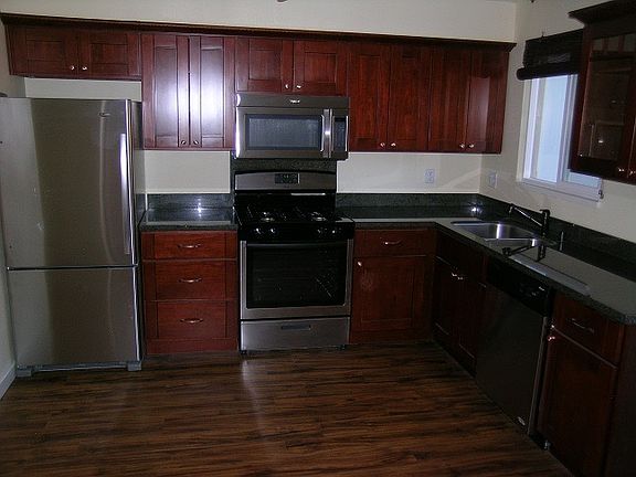 3rd image of 921 Macinaw Rd Unit 4