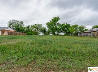 306 Ridge Crest Dr, Seguin, TX 78155