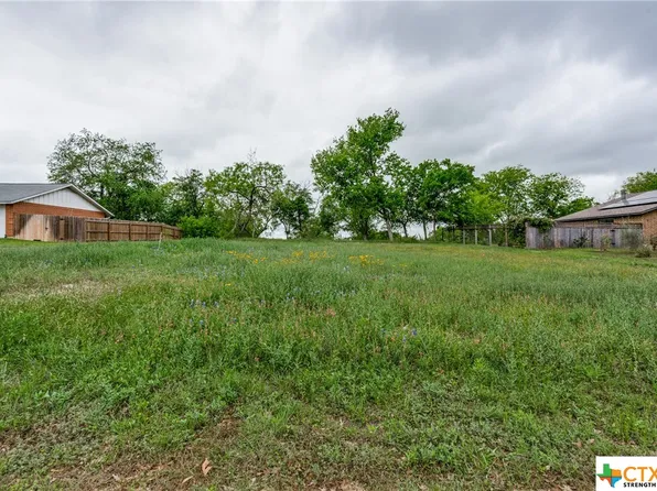 306 Ridge Crest Dr, Seguin, TX 78155