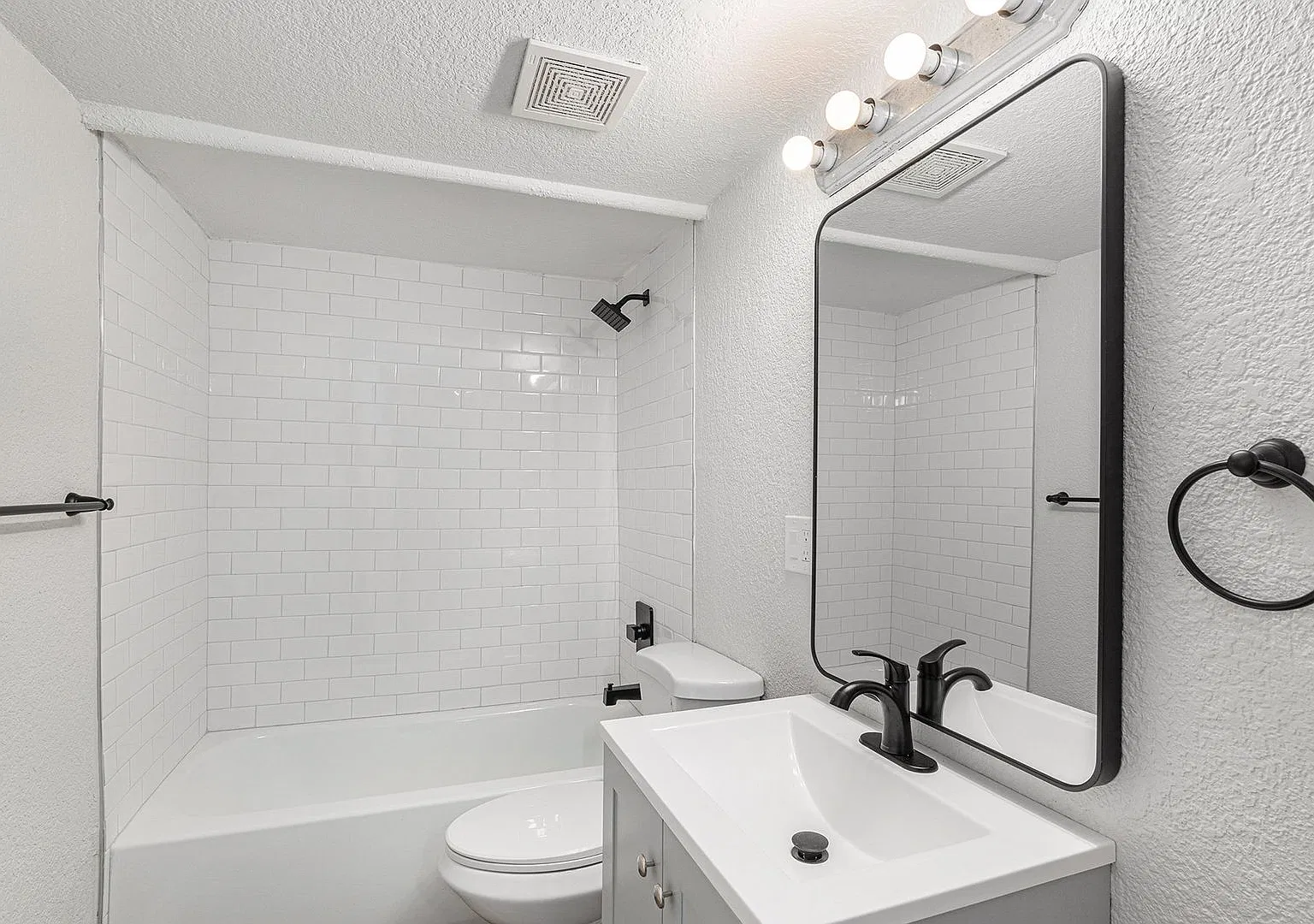 Garden-Level 2 bed Apartment in Congress Park Available Now — Photo 3