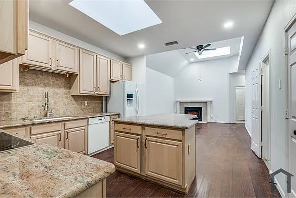 4 bed, 2048 sqft, $3,500 — Photo 4