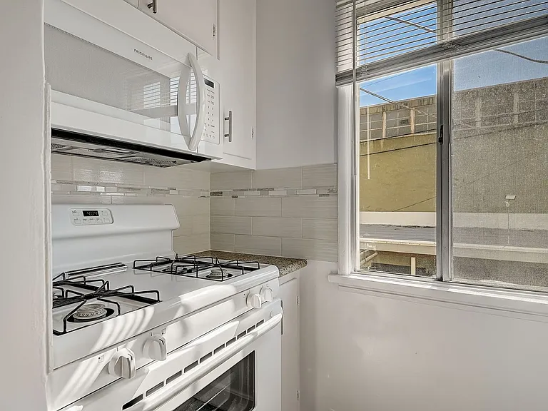 7044 Lanewood Ave — Photo 18