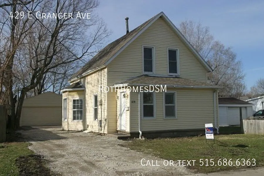 3 Bedroom 2 Bath 2 Car Garage Large 1 1/2 Story Home — Photo 1