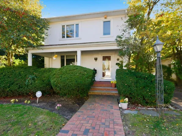 1053 Quentin Place, Woodmere, NY 11598