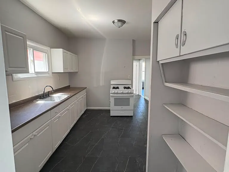 381 Leslie St #2 — Photo 2