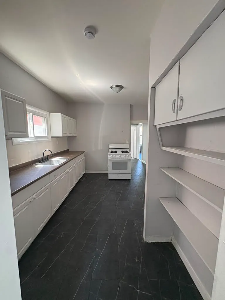 Building Photo - 381 Leslie St #2