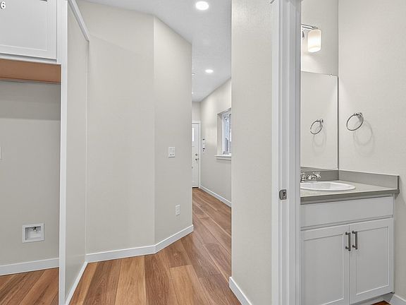 4th image of 9265 E Burnside St