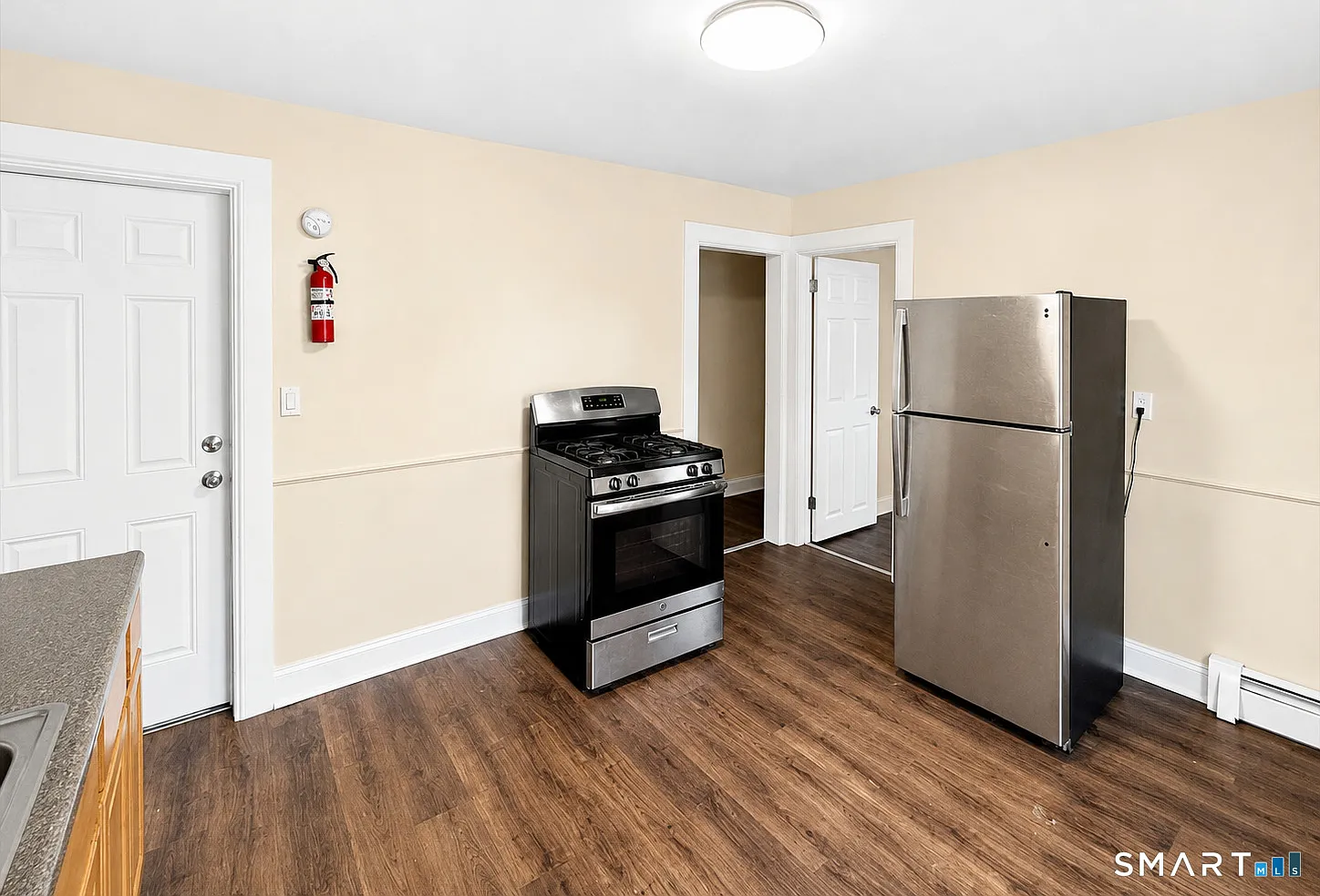 2 bed, 1.0 bath, 975 sqft, $1,400 — Photo 2