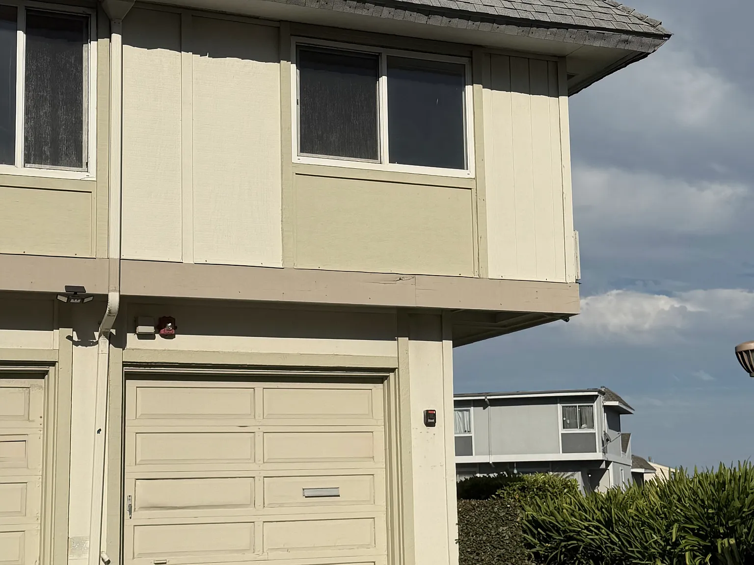 2350 Greendale Dr — Photo 2