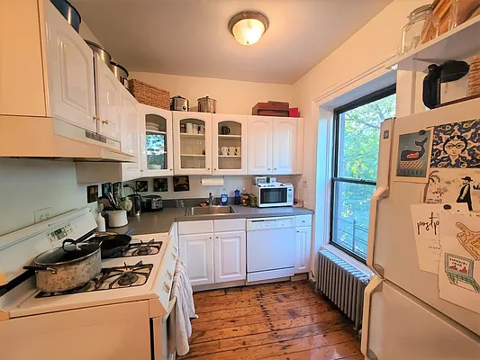 Rented by Brooklyn Heights Real Estate Inc | media 9