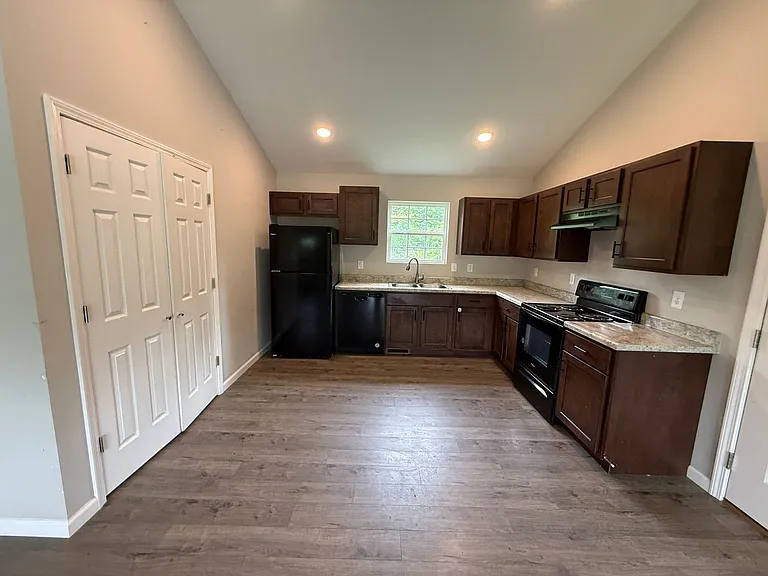842 Lakeway Dr — Photo 2