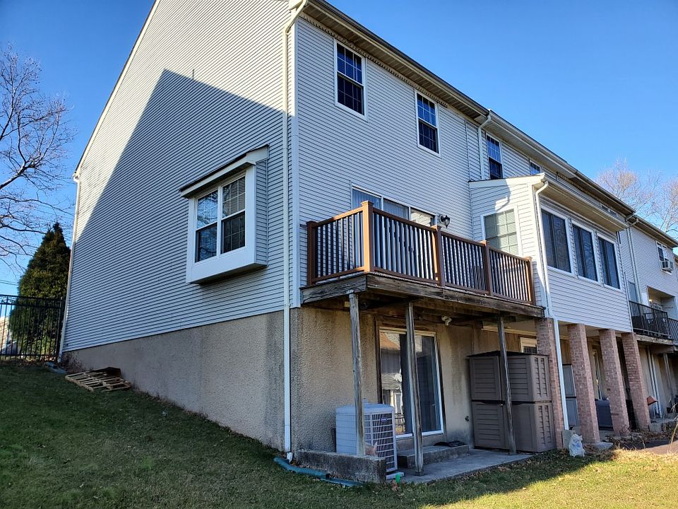 2nd image of 70 Richmond St