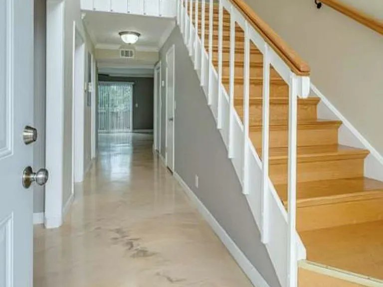 218 Raintree Dr — Photo 1