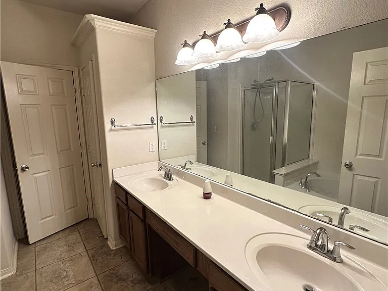 2545 Las Brisas St — Photo 22