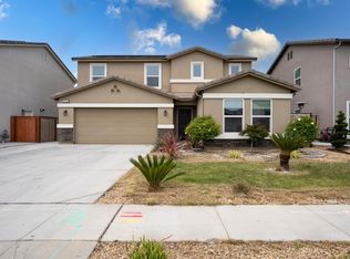 558 9th St, Sanger, CA 93657