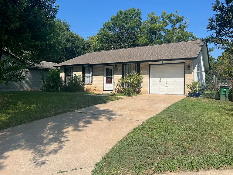 1114 Desirable Dr — Photo 3