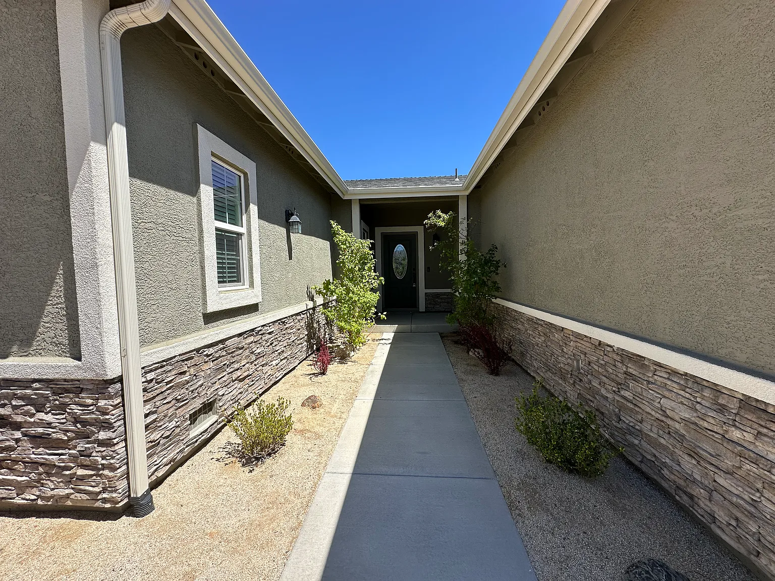 4 bed, 1977 sqft, $2,800 — Photo 2