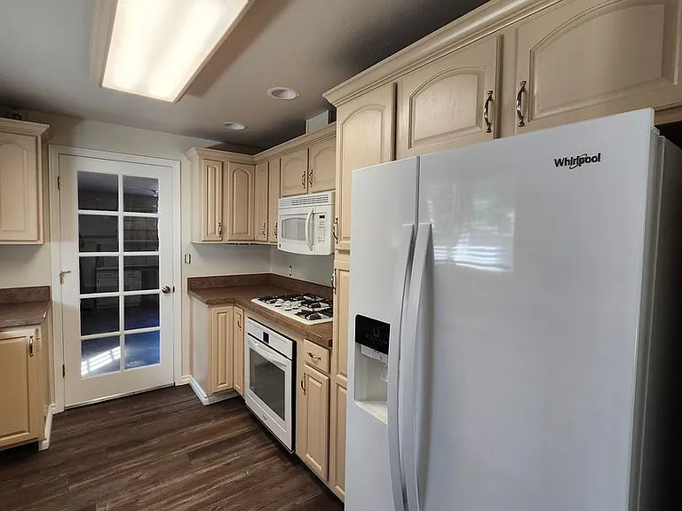411 W 21st Pl — Photo 10