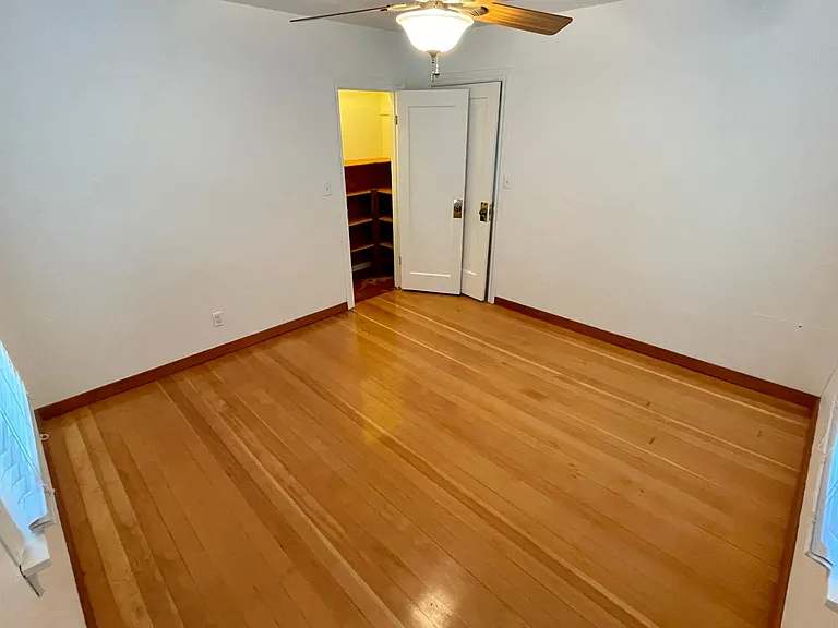 2425 Queen St — Photo 15