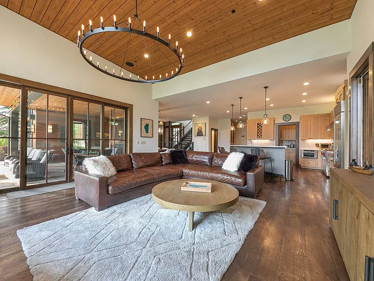 8615 Huntington Ct — Photo 9