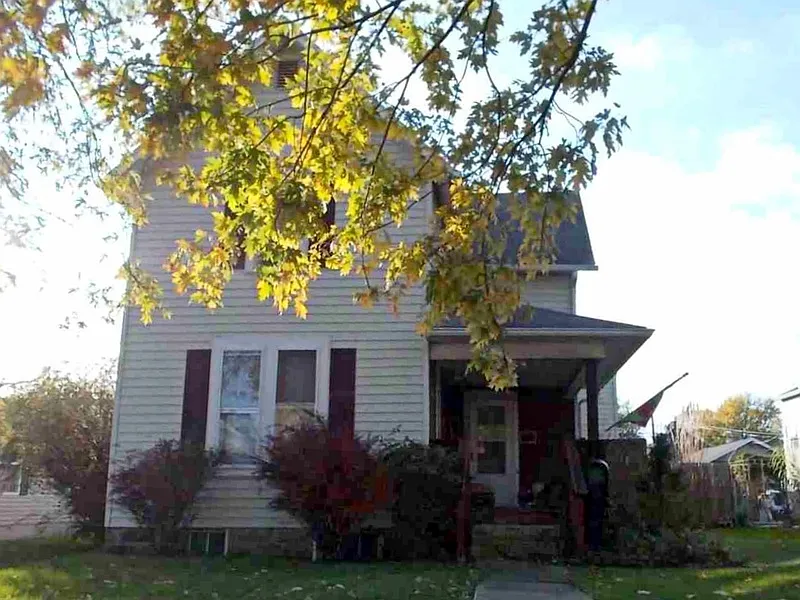 221 Kenmore Ave photo 1