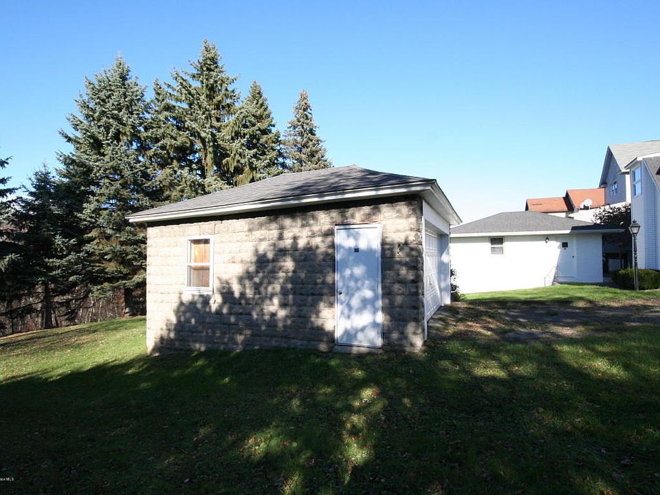 2nd image of 226 S Valley Ave