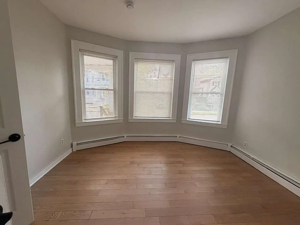 4 bed, $2,150 — Photo 2