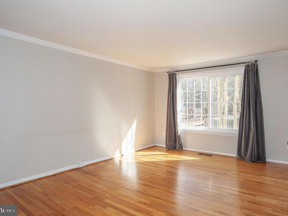 3rd image of 6638 Greenleigh Ln
