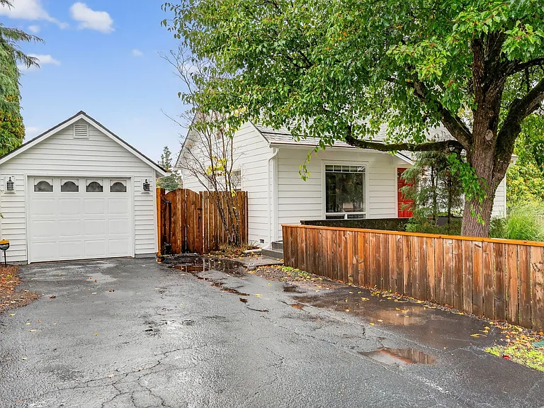 2615 Lancaster St — Photo 29